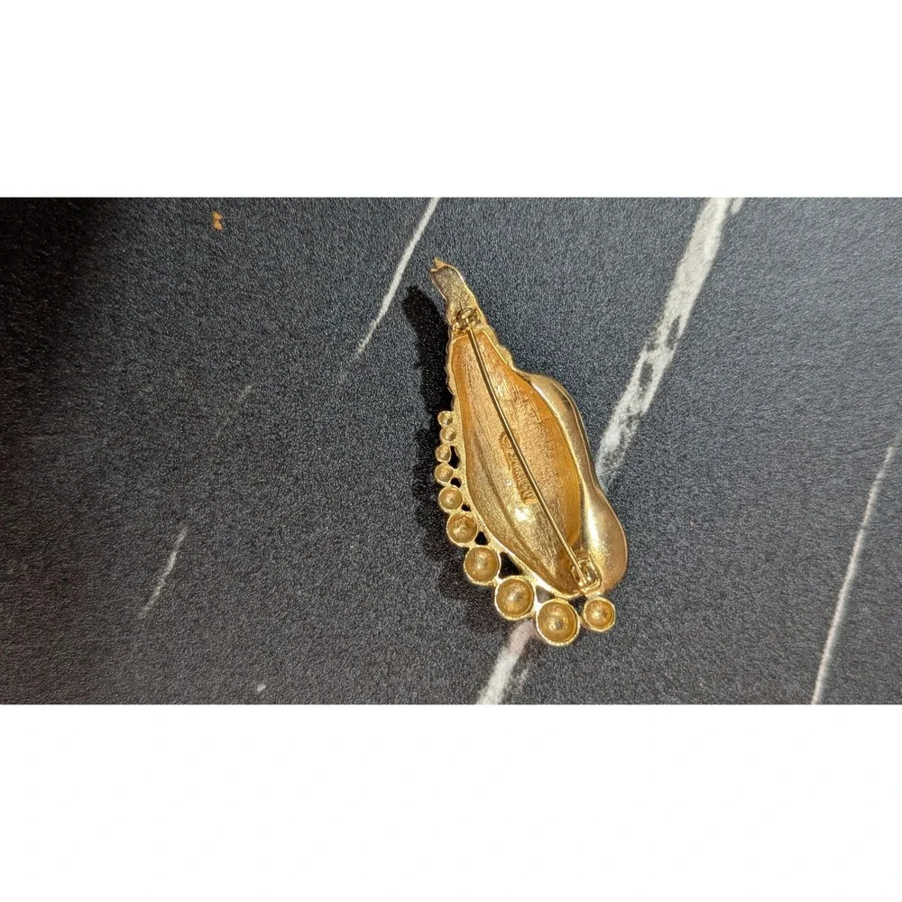 Vintage Trifari Gold Tone White Enamel Seashell Brooch Nautical Pin 2 Inch‎